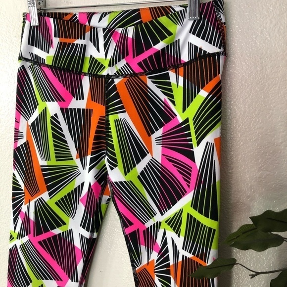 NWT Fabletics Salar Cropped Leggings - Picture 2 of 4